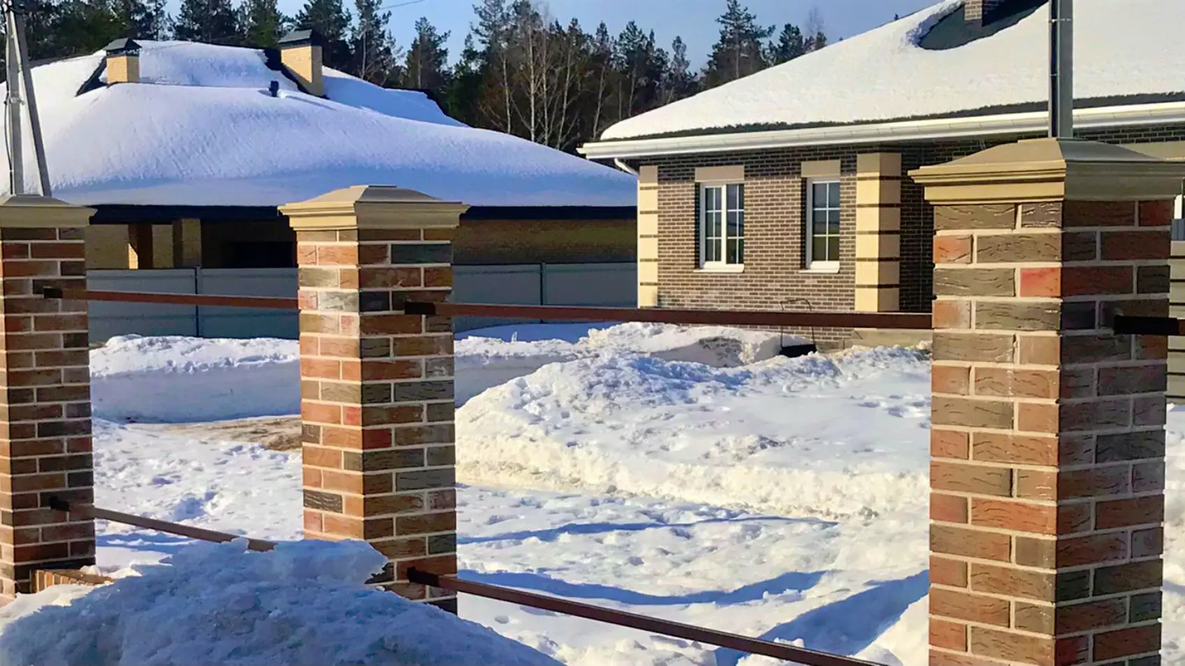 Фото 1 Колпак Monblan Бежевый на столбах кирпичного забора