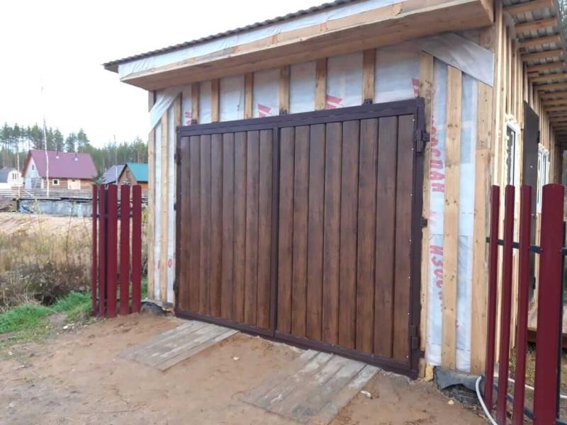 Фото ДО и ПОСЛЕ гаражные ворота из металлосайдинга Евро-Брус и забор из штакетника
