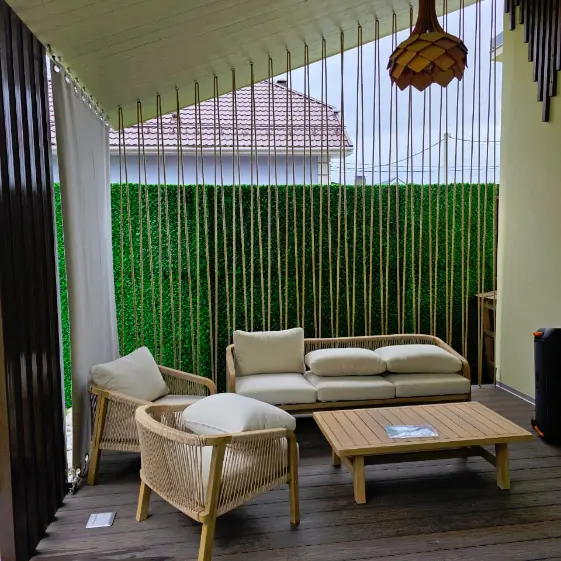 Применение Grass Fence 2м для декора забора из профлиста