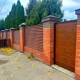 Забор Еврожалюзи Темный Дуб 3D с калиткой из металлопланкена