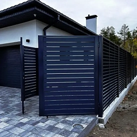 Забор ранчо из металлопланкена 7024 МАТТЕ Серый Графит матовый с еврожалюзи