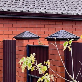 Колпак Elbrus Коричневый на столбах кирпичного забора